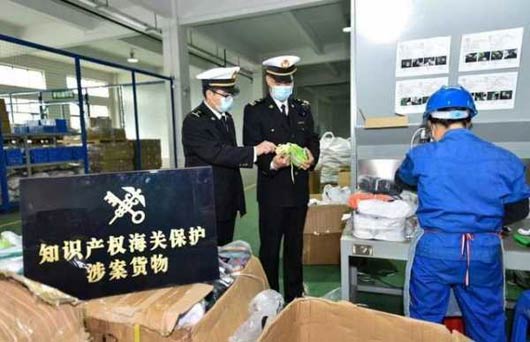 深圳海關(guān)展示侵權貨物